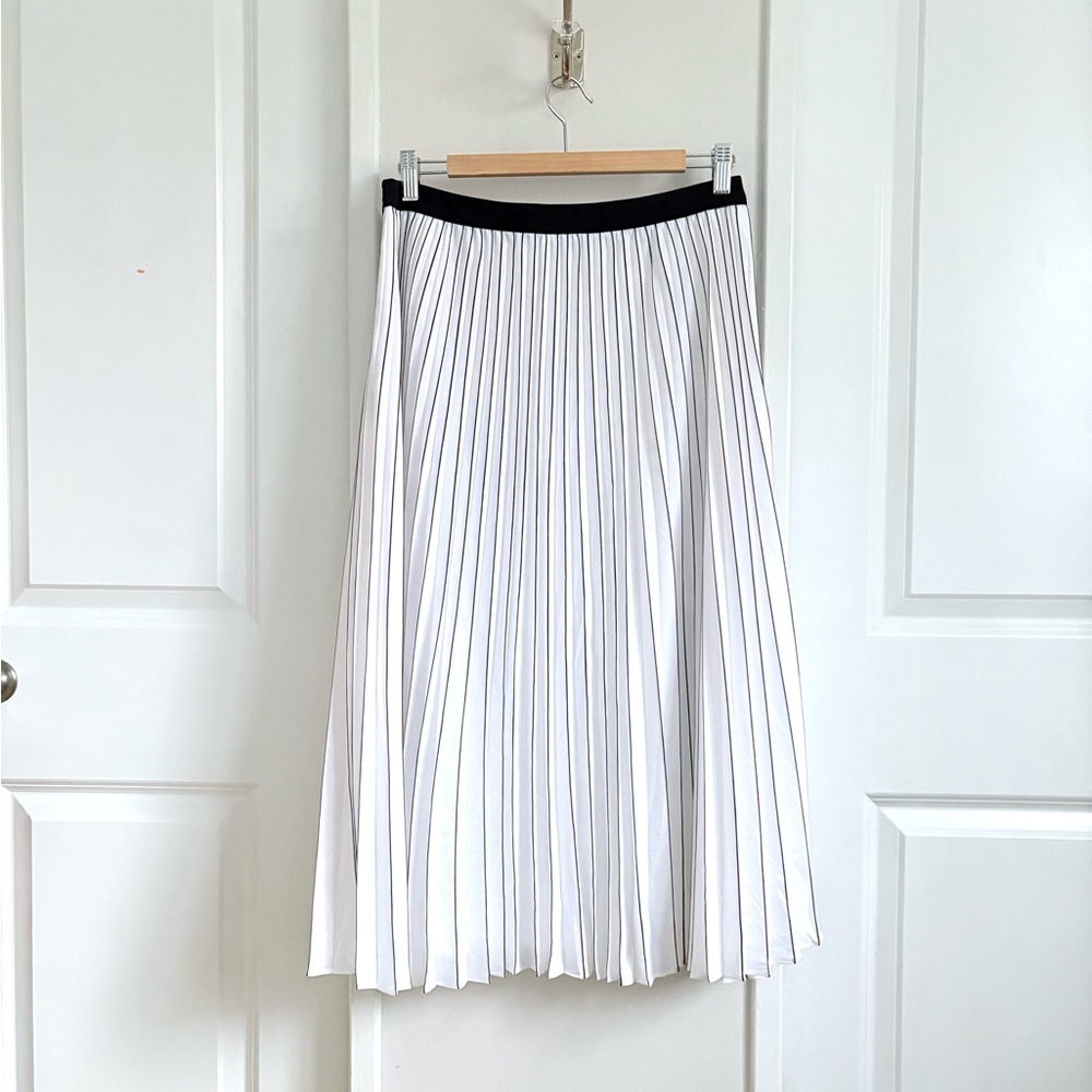 Banana Republic White & Navy Pleated Midi Skirt – Size 6